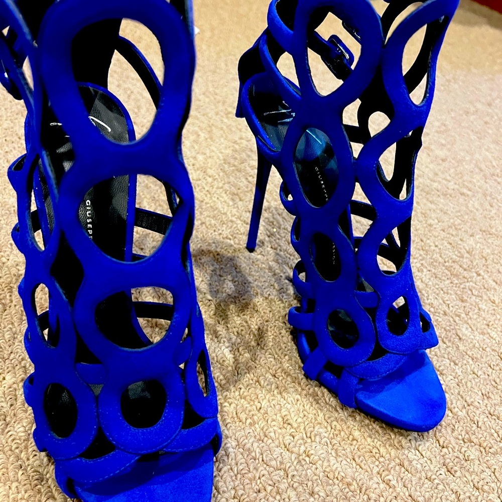 New with tags, GIUSEPPE ZANOTTI cage high sandal. Blue suede. Size 41.5.